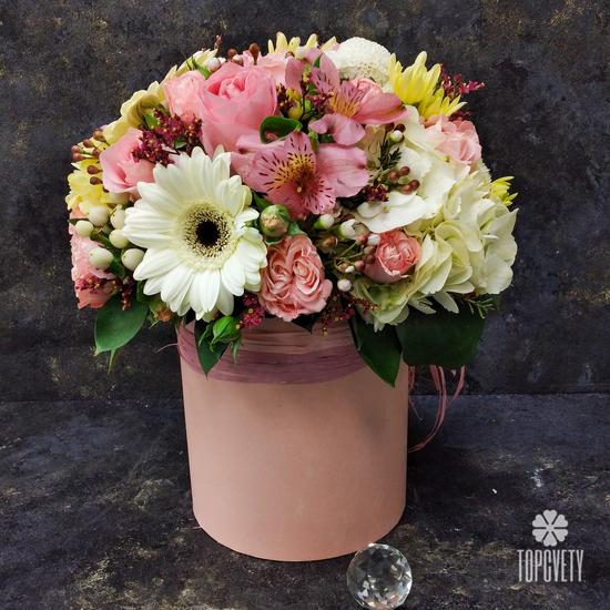 Букет из гербер, роз и орхидей в коробке