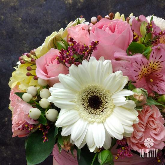 Букет из гербер, роз и орхидей в коробке