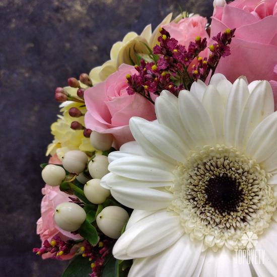 Букет из гербер, роз и орхидей в коробке