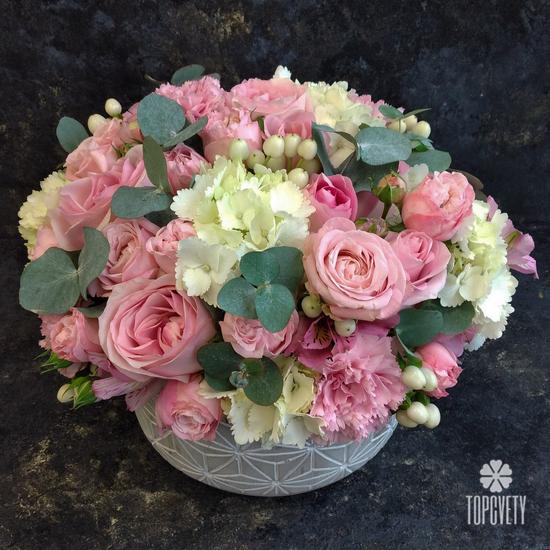 Букет из роз, гвоздик и гортензий в кашпо 