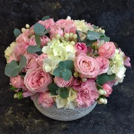 Букет из роз, гвоздик и гортензий в кашпо 