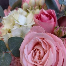 Букет из роз, гвоздик и гортензий в кашпо 