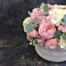 Букет из роз, гвоздик и гортензий в кашпо 