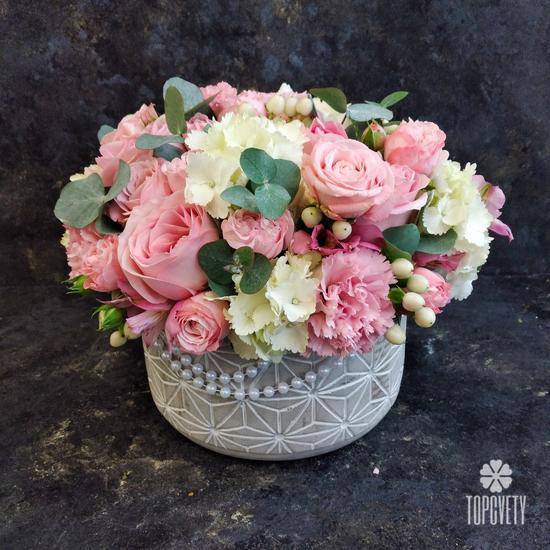 Букет из роз, гвоздик и гортензий в кашпо 