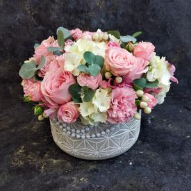 Букет из роз, гвоздик и гортензий в кашпо 