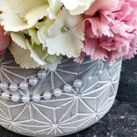 Букет из роз, гвоздик и гортензий в кашпо 