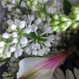 Букет из хризантем, роз и сирени