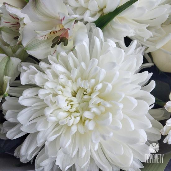 Букет из хризантем, роз и сирени