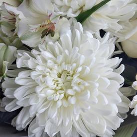 Букет из хризантем, роз и сирени