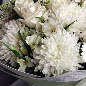 Букет из хризантем, роз и сирени