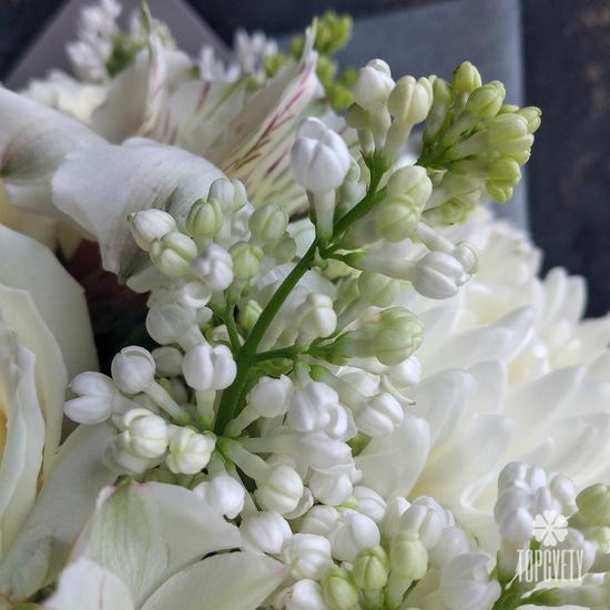 Букет из хризантем, роз и сирени