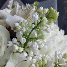 Букет из хризантем, роз и сирени