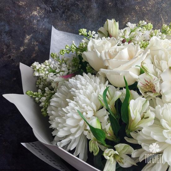 Букет из хризантем, роз и сирени