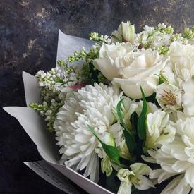 Букет из хризантем, роз и сирени