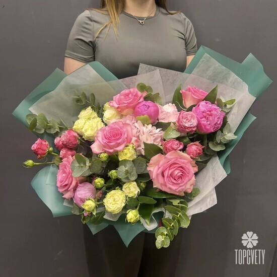 Букет из гортензии, пионов и кустовых роз