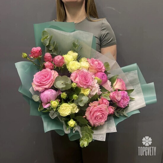 Букет из гортензии, пионов и кустовых роз