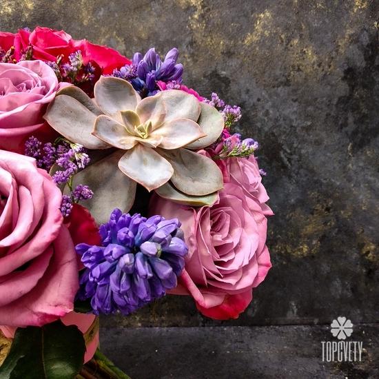 Букет из роз, гербер, гиацинтов и суккулента