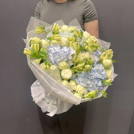 Букет из гортензии, кустовых роз и альстромерии