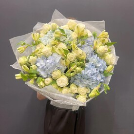 Букет из гортензии, кустовых роз и альстромерии
