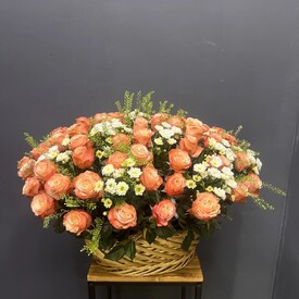 Композиция из хризантем, роз и тласпия