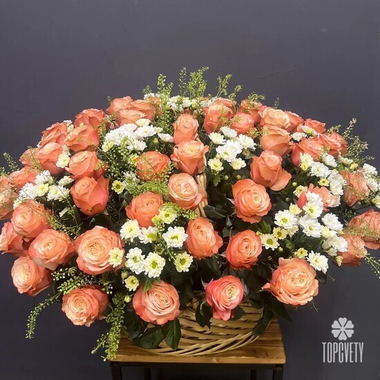 Композиция из хризантем, роз и тласпия