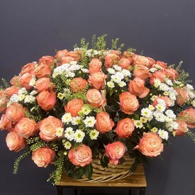 Композиция из хризантем, роз и тласпия