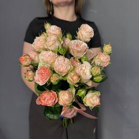Букет из 7  кустовых пионовидных роз 50см