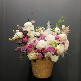 Композиция из пионов, кустовых роз и эустомы