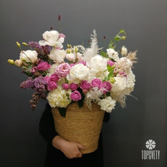 Композиция из пионов, кустовых роз и эустомы