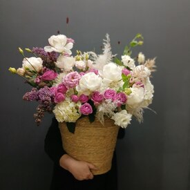 Композиция из пионов, кустовых роз и эустомы