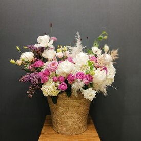 Композиция из пионов, кустовых роз и эустомы