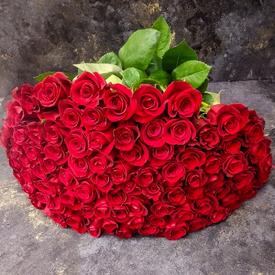 Букет из 101 красной розы Фридом 70см