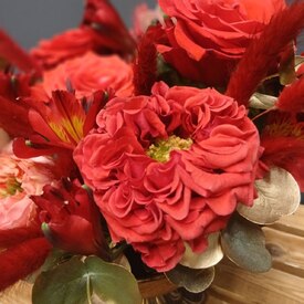 Композиция из из пионовидных роз и альстромерии в вазе