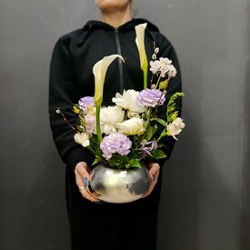 Композиция из каллы, эустомы и пионов в вазе