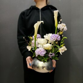 Композиция из каллы, эустомы и пионов в вазе