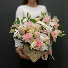 Композиция из роз, гвоздики и пионов