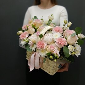 Композиция из роз, гвоздики и пионов