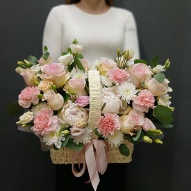 Композиция из роз, гвоздики и пионов