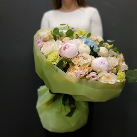 Букет из роз, гортензии и пионов