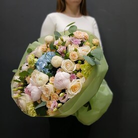 Букет из роз, гортензии и пионов