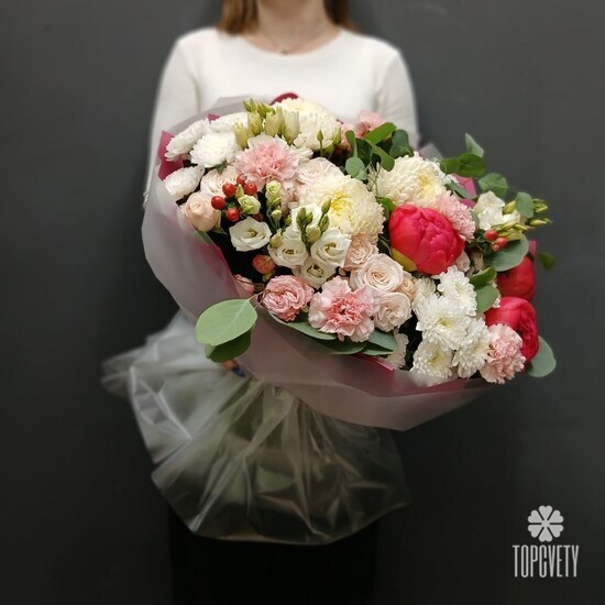  Букет из пионов, хризантем и кустовой розы