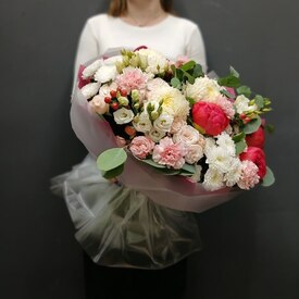  Букет из пионов, хризантем и кустовой розы