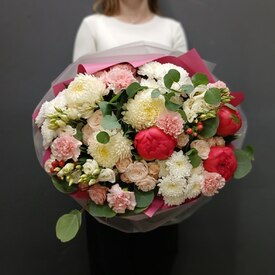  Букет из пионов, хризантем и кустовой розы