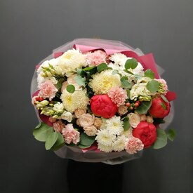  Букет из пионов, хризантем и кустовой розы