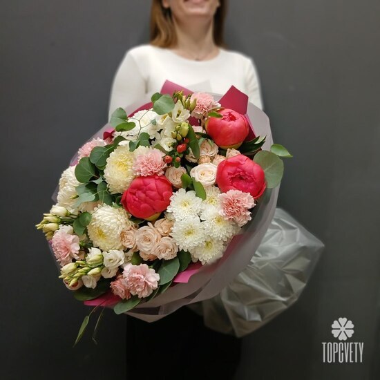  Букет из пионов, хризантем и кустовой розы