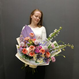 Букет из пионовидных роз, дельфиниума и скабиозы