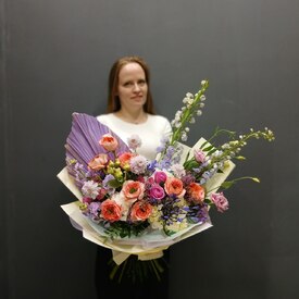 Букет из пионовидных роз, дельфиниума и скабиозы