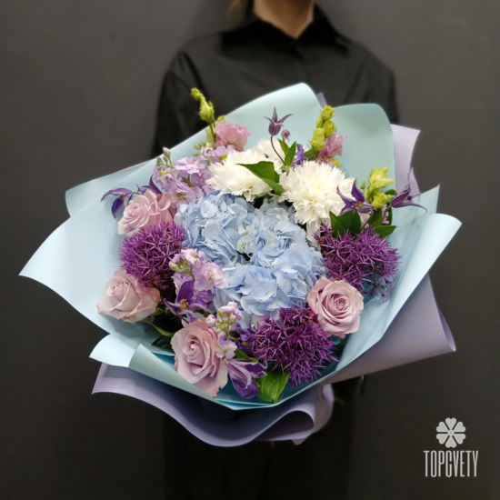 Букет из гортензий, аллиума и роз