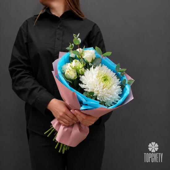 Букет из хризантемы, кустовой розы и эвкалипта