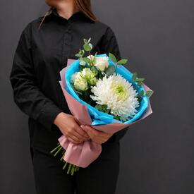 Букет из хризантемы, кустовой розы и эвкалипта